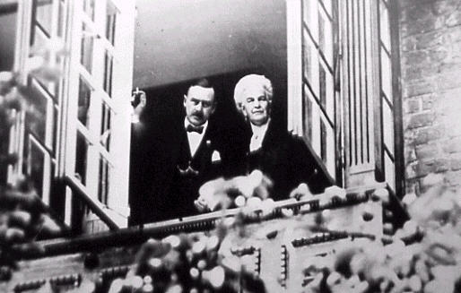 Ida Boy Ed und Thomas Mann am Fenster ihrer Lübecker Wohnung am Burgtor